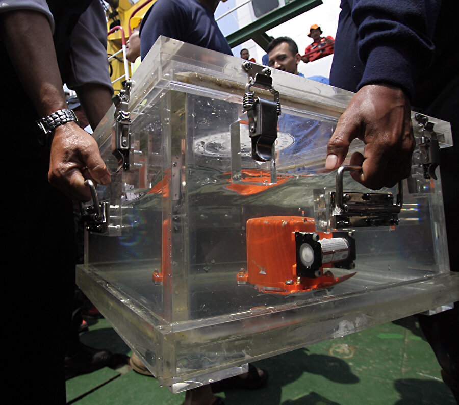 Endonezya'da denize düşen uçağın bulunan karakutusuna ait ilk detaylar belli oldu.