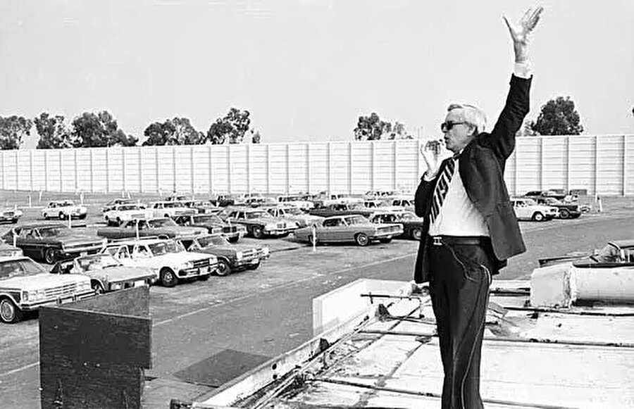  Rahip Robert H. Schuller, 1 Şubat 1978'de The Orange Drive-In arabalı sinema kilisesinde vaaz veriyor.