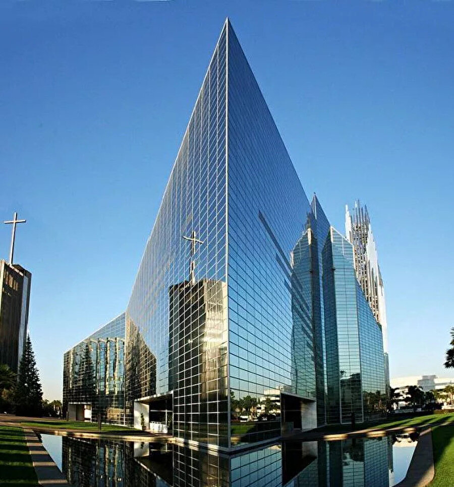  Bina, metal bir yapı ile renkli cam panelleri birleştiren postmodern bir kilise olarak tanımlanıyor.