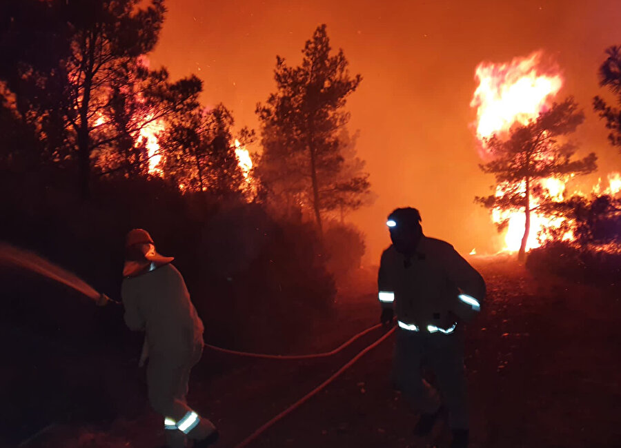 Gece yangına kara müdahalesi sürdü