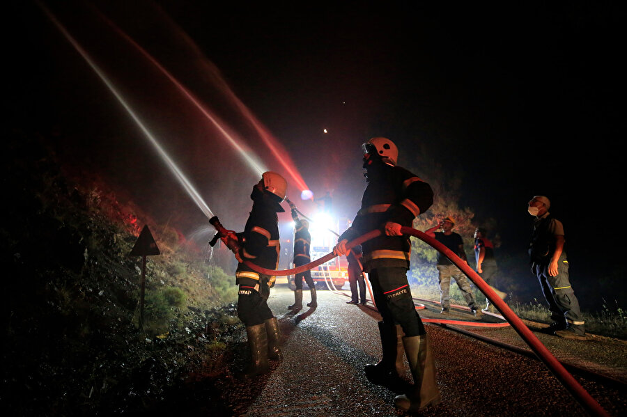 Marmaris'teki orman yangınına müdahale ediliyor: İşte bölgeden kareler