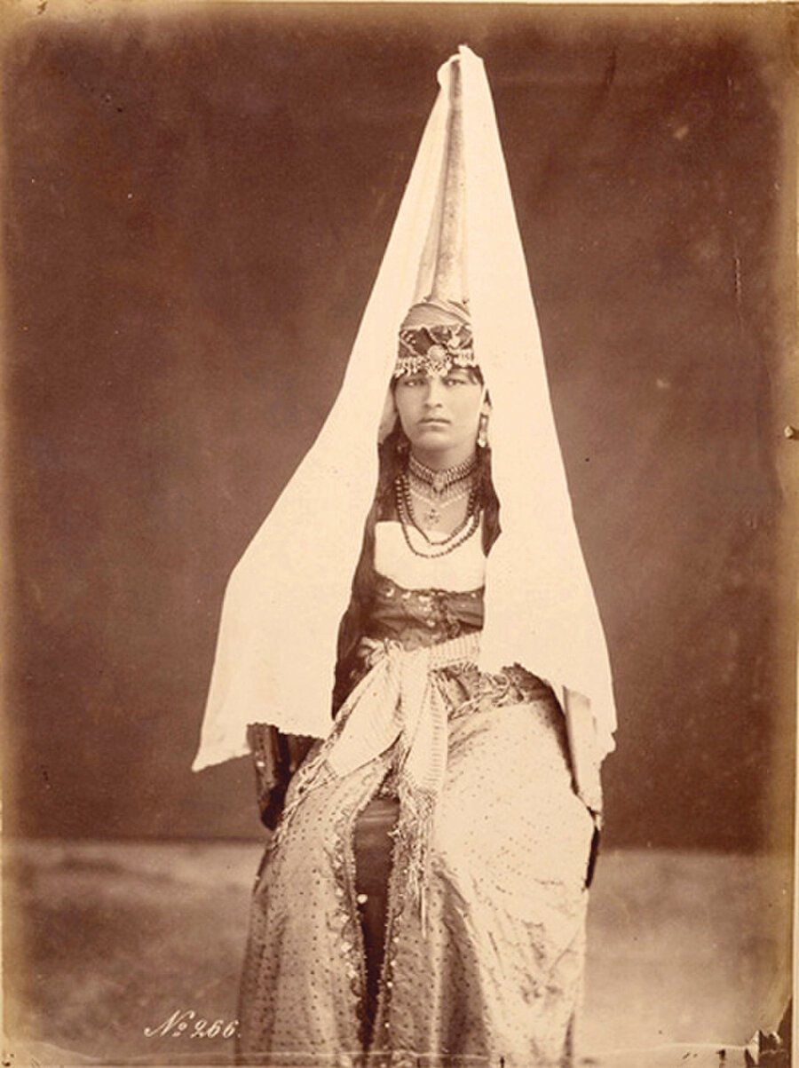 Geleneksel (dinî) kıyafeti içerisinde Dürzî bir kadın; 1870’ler, Lübnan.