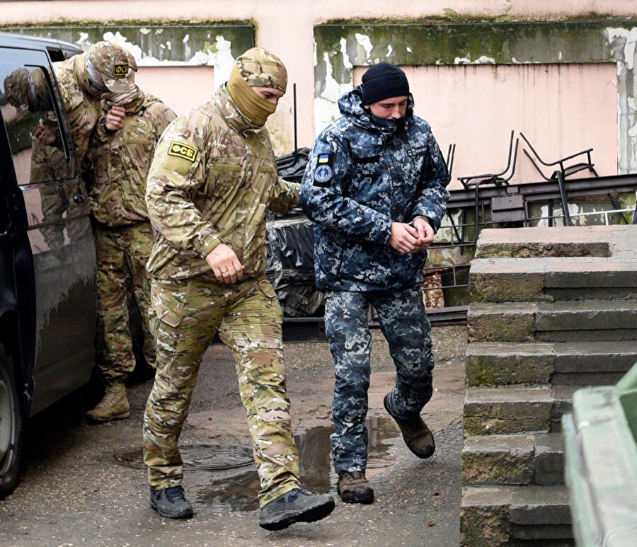 Geçtiğimiz yıl tutuklanan Ukraynalı deniz kuvvetleri personeli, Rus FSB ajanları tarafından Simferopol'de (Akmescit) mahkemeye götürülürken.