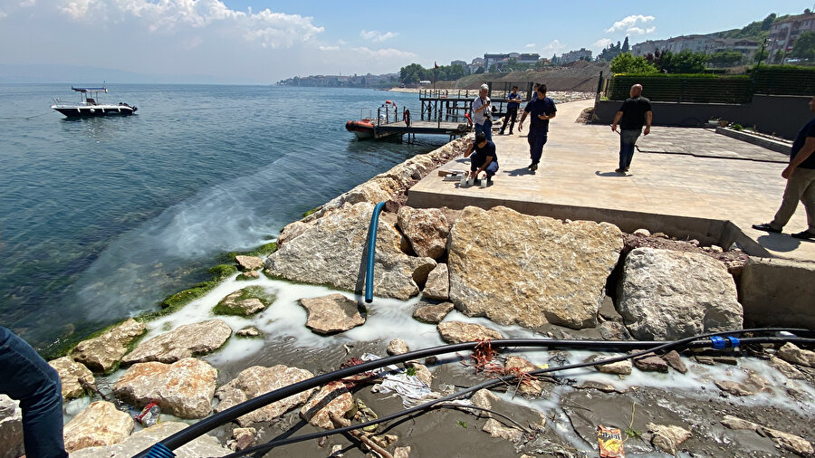 Körfezden akan beyaz sıvı tedirgin etti: Ekipler numune aldı