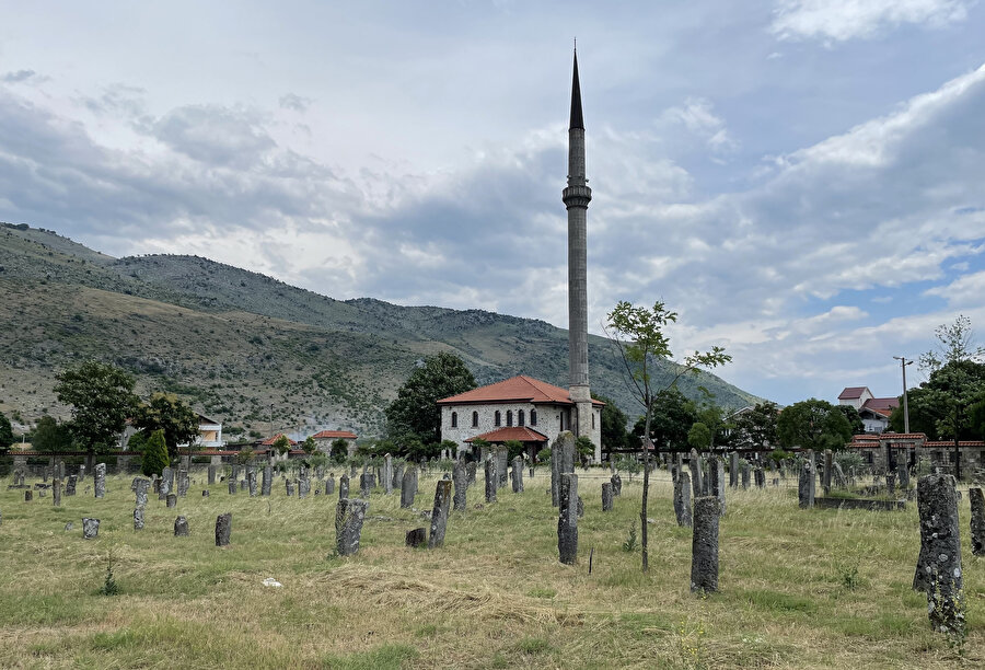 Fatih Sultan Mehmed tarafından Karadağ'ın başkenti Podgorica’nın Tuzi kasabasında yaptırılan Nizam Camii ve haziresindeki şehitlik.