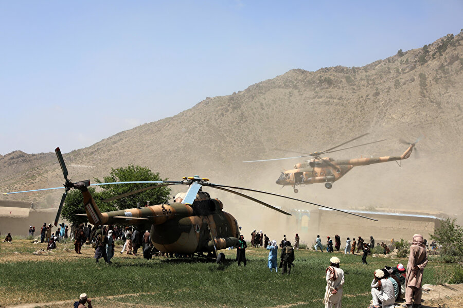 Afganistan'ın deprem bölgelerine ilk insani yardımlar ulaştırıldı