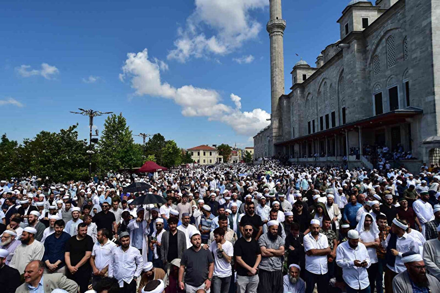 Mahmut Hocaefendinin naaşı Fatih Camii’nden uğurlanıyor