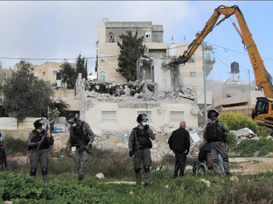 Bennet-Lapid iktidarında, Doğu Kudüs'teki yıkımlarda Netanyahu dönemine göre yüzde 59'luk bir artış yaşandı, sonuç olarak 189 yapı yıkılarak 450 Filistinli evsiz kaldı. 