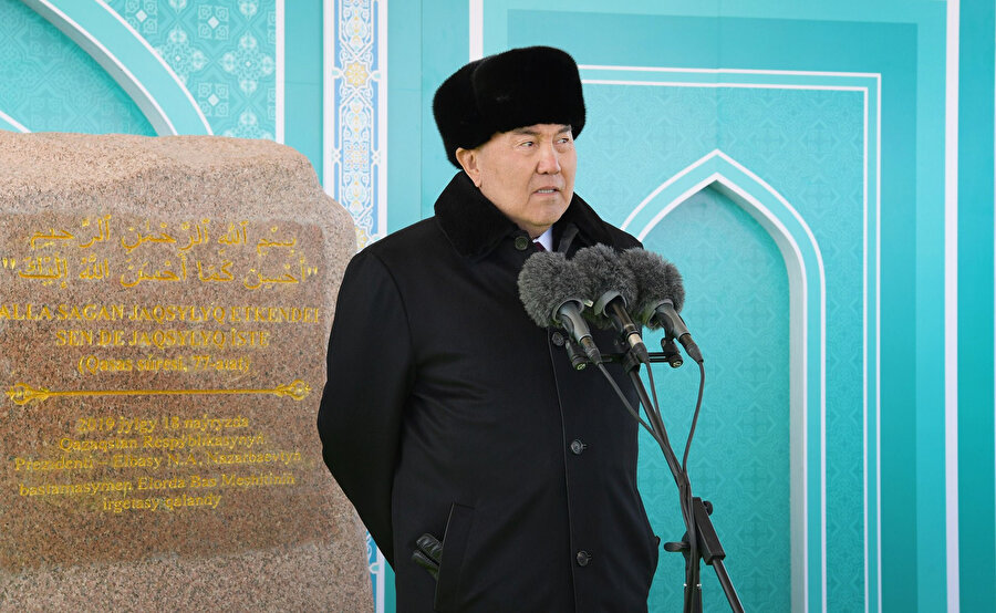 Kazakistan Devlet Başkanı Nazarbayev istifa ettiğini açıkladı.