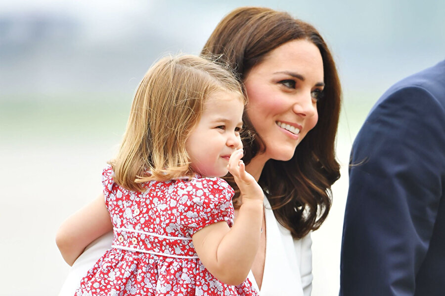 Dedesi Prens Charles, babası Prens William ve ağabeyi Prens George’un ardından tahtın dördüncü varisi olan Prenses’in tam adı Charlotte Elizabeth Diana.