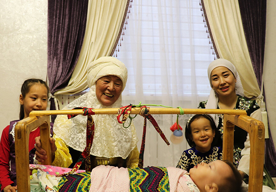 Kazakistan’ın Mangistau bölgesinde yaşayan aileler geleneksel örf ve adetlerden vazgeçmiyor