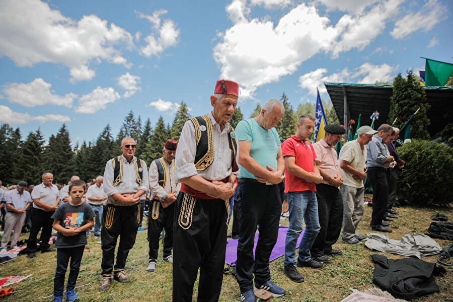 'Kendimize inanmalı ve mücadele etmeliyiz. Bizim dinimiz, dilimiz, kültürümüz, toprağımız ve devletimiz var.'