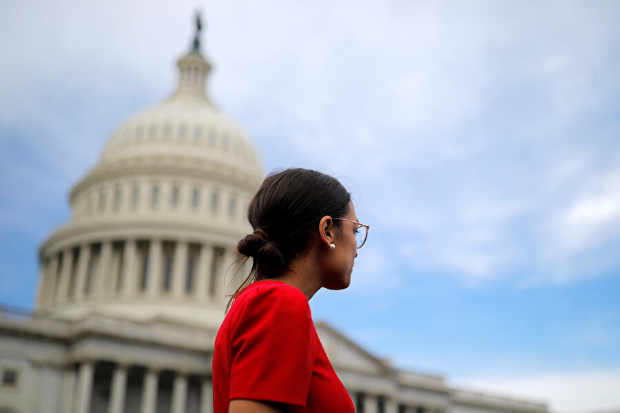 Alexandria Ocasio-Cortez, Kasım seçimlerinde Demokrat Parti'den Temsilciler Meclisi'ne girmişti.