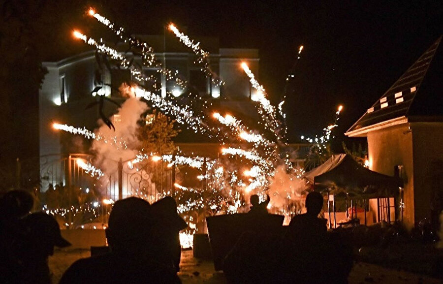 Eski Kırgız liderinin evi önünde polis ile Atambayev taraftarları arasında arbede meydana geldi.