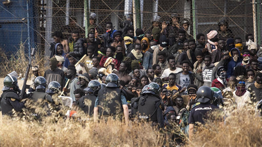 Melilla'daki Fas-İspanya sınırında 24 Haziran sabahı yaşanan olayda, Fas tarafındaki yaklaşık 1500 düzensiz göçmen 10 metre uzunluğundaki dikenli tel örgülerin olduğu sınır hattına akın etmişti.