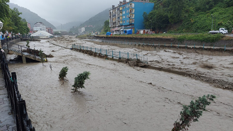 İnebolu'yu sel vurdu: Söke Çayı taştı, iki köprü çöktü