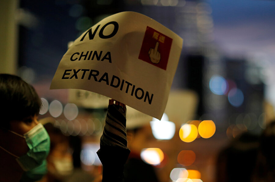Suçluların Çin'e iadesine hayır pankartı taşıyan bir protestocu