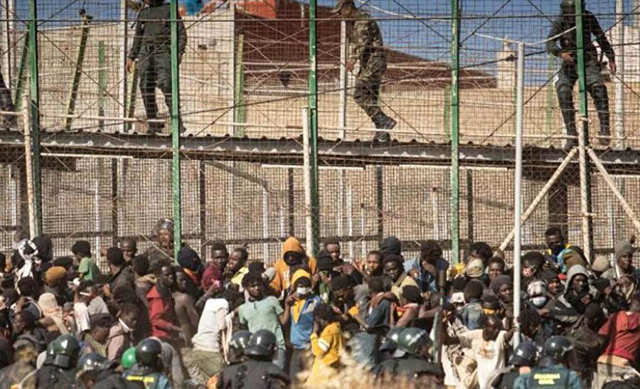 Mülteciler sınırdan geçmek istedi