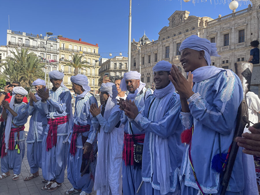 Barut dansı, geçmişten gelen ritüelleri ile Cezayir toplumunun ulusal ve kültürel kimliğini yansıtan önemli bir mirasa sahip.