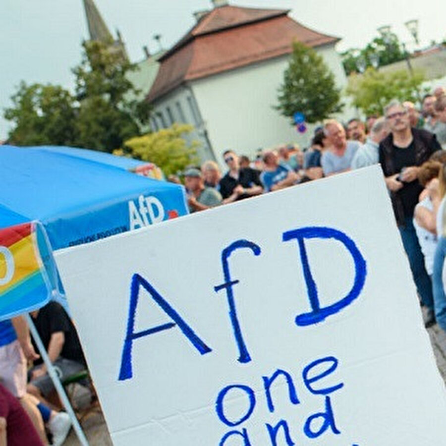 Oranienburg'da düzenlenen bir kampanya mitingindeki AfD destekçileri. 