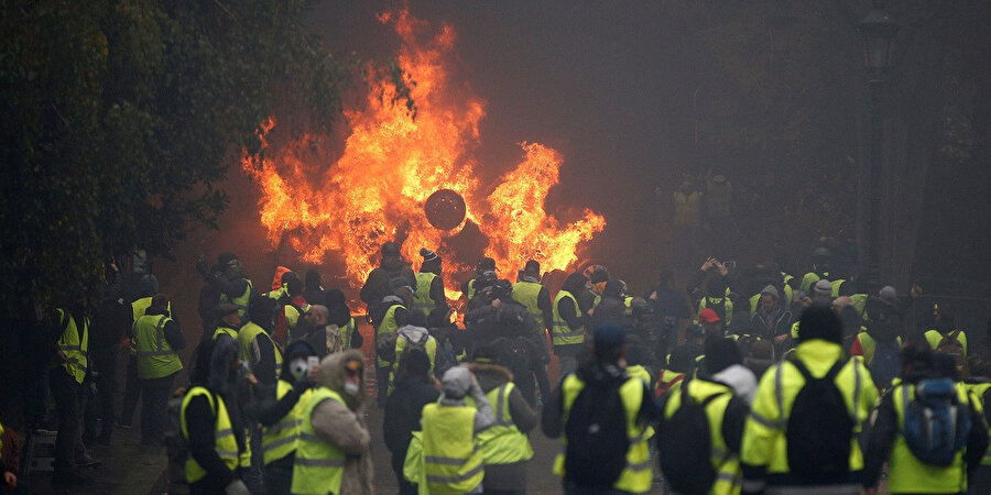 Başkent Paris'te gelecek Cumartesi günü de protesto gösterisi düzenlenmesi planlanıyor.