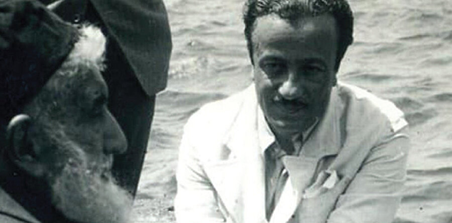 Fazıl dalgın duruyor ama değil, hayran. Huzur içinde ve dingin. Ümit dolu gözlerle bakıyor Arvâsî'ye.