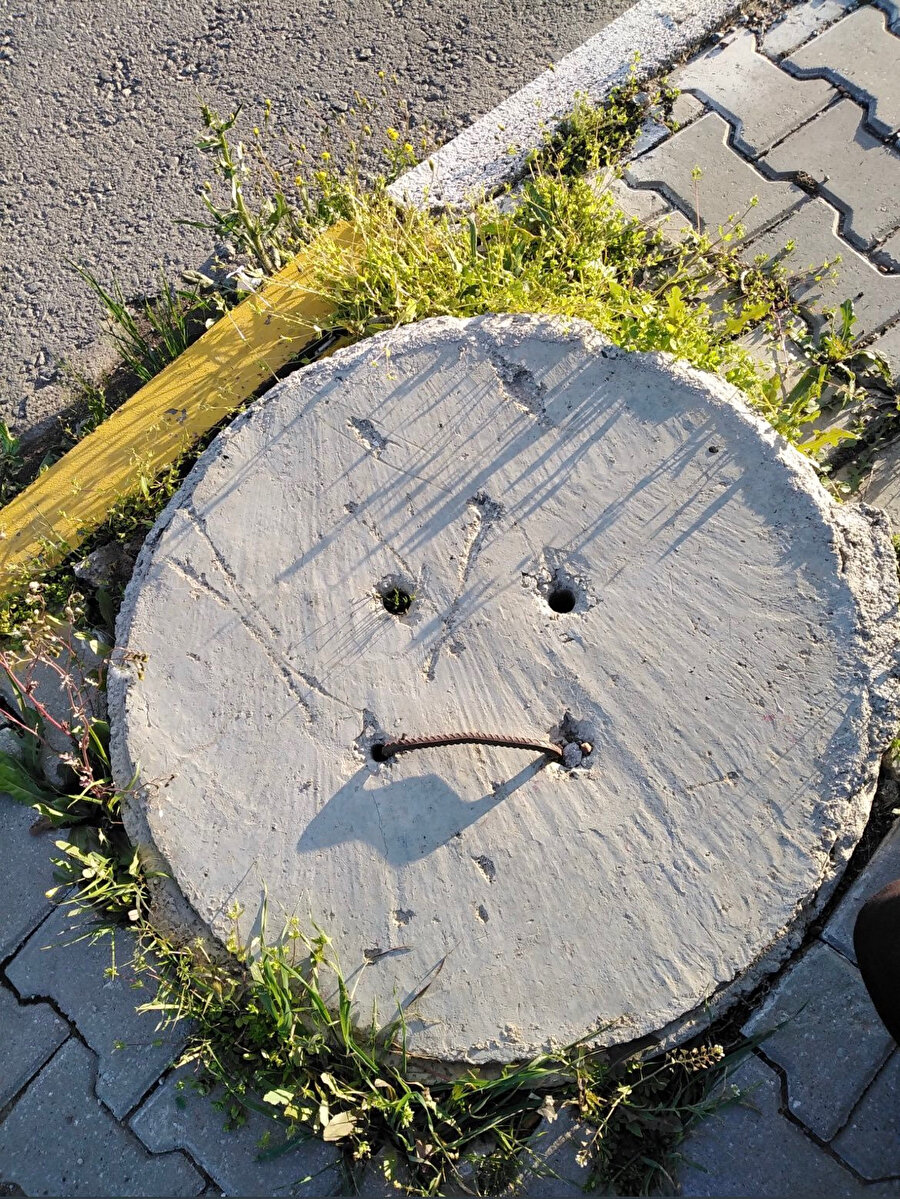 Ağzına piercing takmış