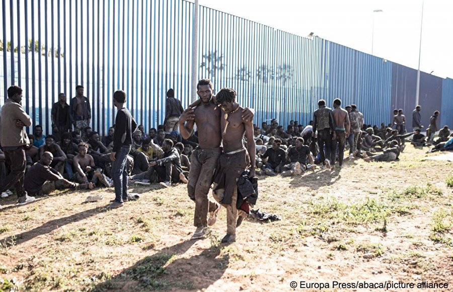 2 Mart 2022'de Fas'tan Melilla'ya (İspanya) çiti geçen göçmenler.