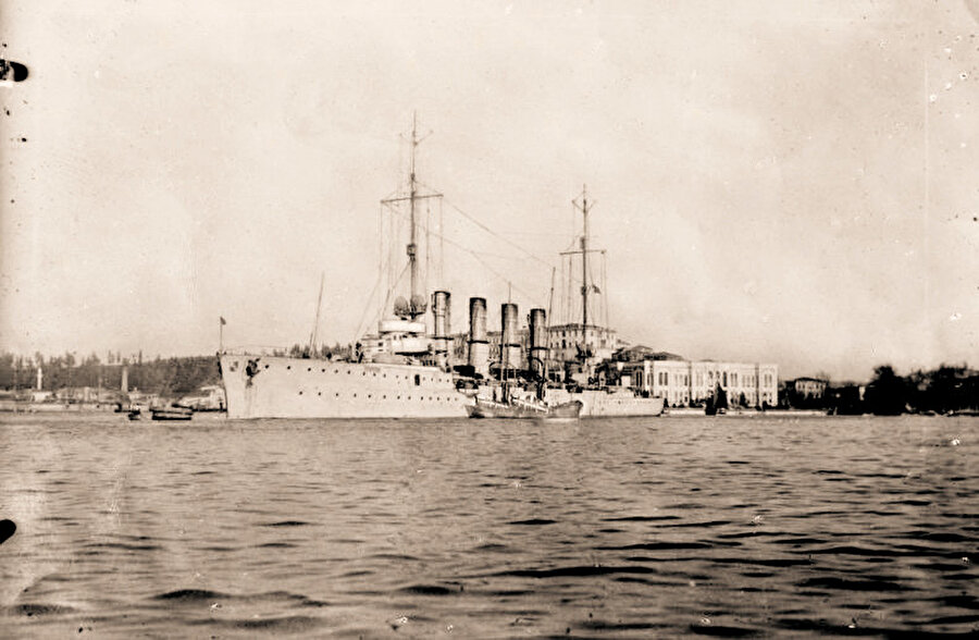 » İki gemi bir kader: Göben yol arkadaşı olan Breslau ile 1. Dünya Savaşı’na Osmalı’nın dahil olmasında başrol oynamışlardı. Fotoğrafta meşhur geminin Boğaz’ın serin sularında Dolmabahçe’nin önünden geçerken görülüyor.