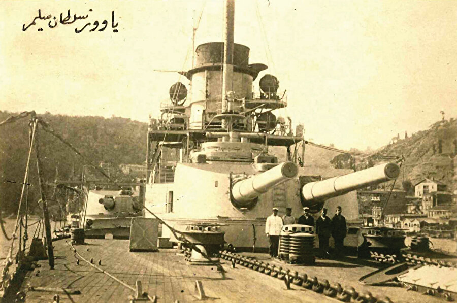 » Fotoğrafa düşülen isim Almanya Göben adlı muharebe kruvazörünü Osmanlı İmparatorluğu’na verdikten sonra adı Yavuz Sultan Selim olarak değiştirildi. Fotoğrafta kısa adıyla Yavuz gemisi, mürettebatıyla.