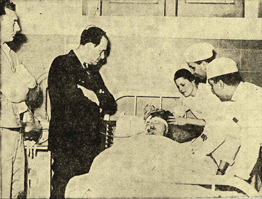 Türkiye’den sonraki sürgün yeri Meksika’da bir Stalinist tarafından buz kıracağı ile başından yaralandıktan sonra kaldırıldığı hastanede çekilmiş.