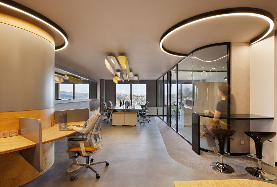 Boğaz manzarasına sahip olan ofis göz yormayan minimal detaylarla donatılıyor.