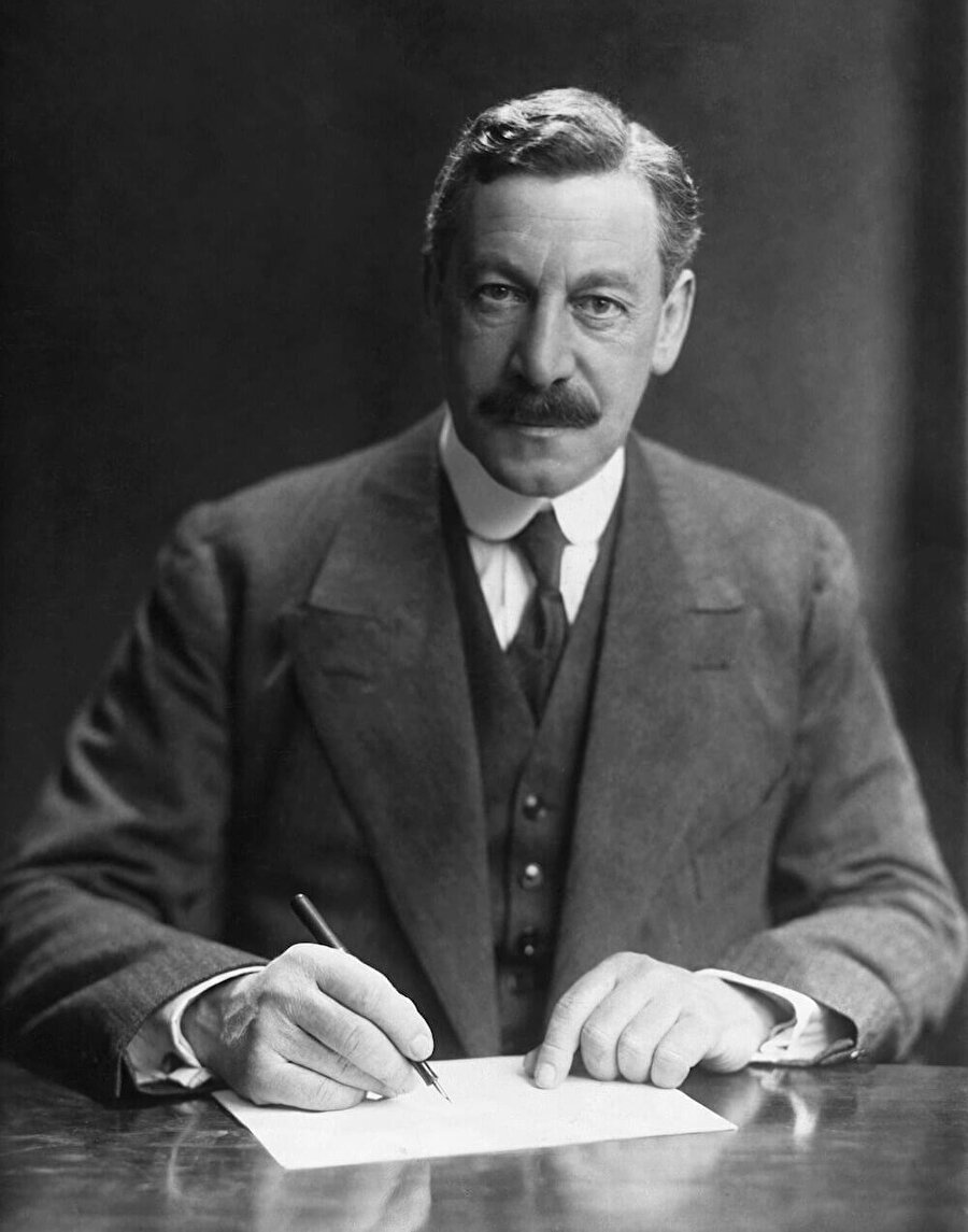 Filistin’in resmen İngiliz manda yönetimi altına alınmasından sonra, 1920’de valilik ve yüksek komiserlik görevine kendisi de bir Yahudi olan Herbert Samuel atandı.