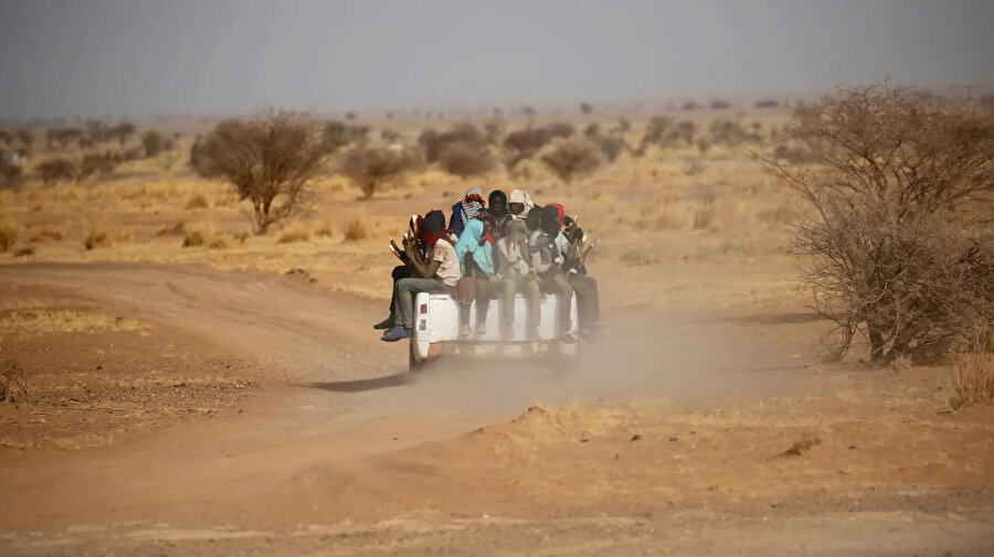 Binlerce Afrikalı göçmen, her ay Libya Çölü'nde riskli bir yolculuğa çıkıyor.