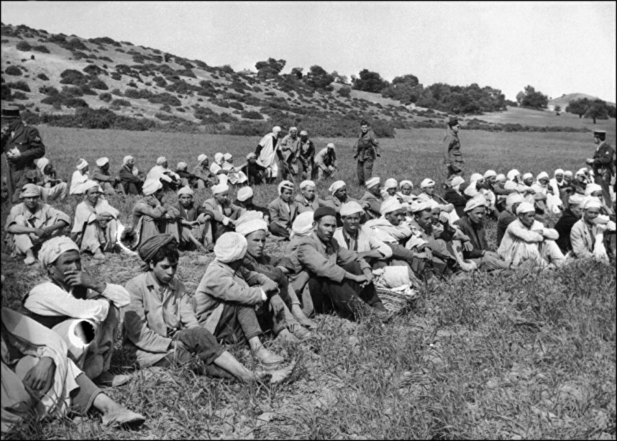 21 Nisan 1956'da bağımsızlık savaşı sırasında Fransız askerî operasyonunda tutuklanan Cezayirliler.