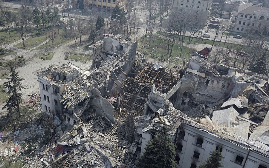 Mariupol Rus bombalarıyla harabeye döndü.