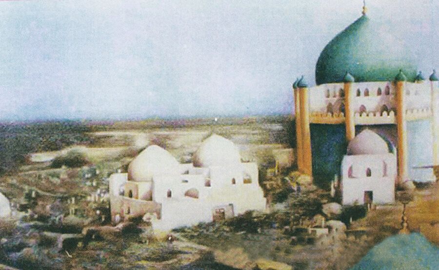 » Osmanlı’nın vefası: Cennetü’l-Baki Kabristanı’na ait bu eski resimde olduğu gibi Hz. Hasan’ın mezarı üzerine Osmanlılar tarafından yaptırılmış bir türbe bulunuyordu. Bu yapılar Suudi Arabistan tarafından yıktırılmıştır. 