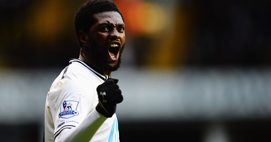 Emmanuel Adebayor, Tottenham formasıyla attığı golü kutluyor.