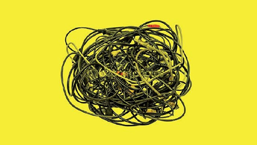 O müthiş romanın ilk sayfasını açtığın anda, kulağına makamlı bir ezan sesi doluyor.