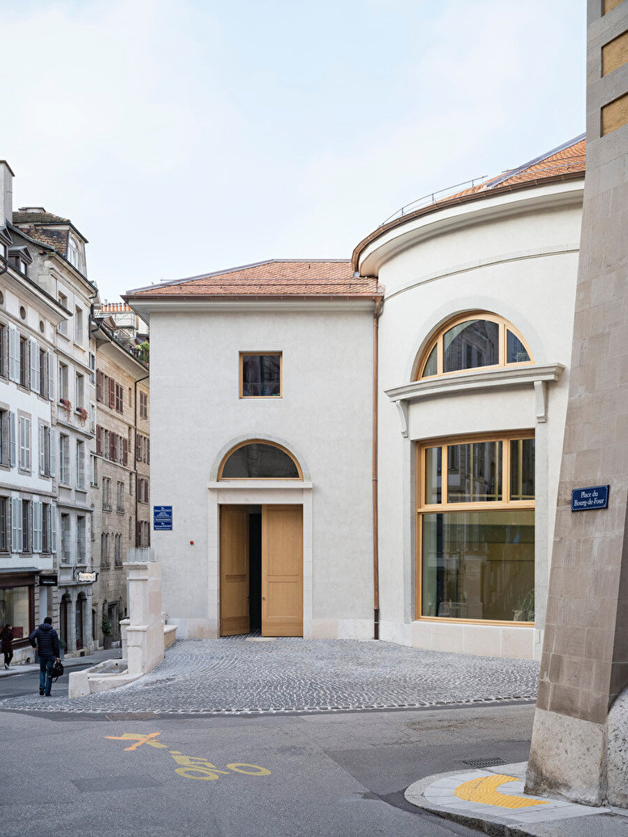 Ancien Manège, mahalleye kreş, oyuncak kütüphanesi, okul restoranı ve bir dizi ortak alan sunuyor.