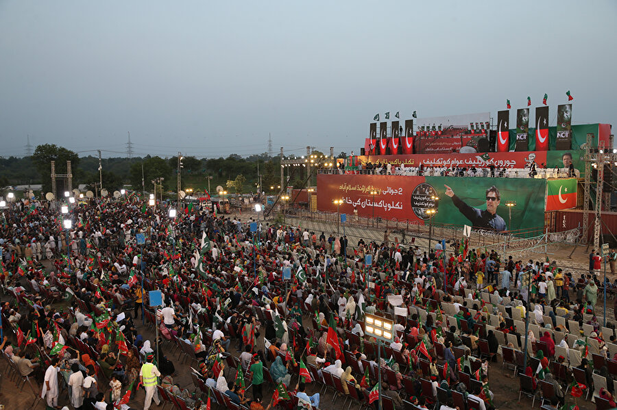 Han, Şerif ve Butto ailelerine tepki göstererek, onları köle olarak nitelendirdi.