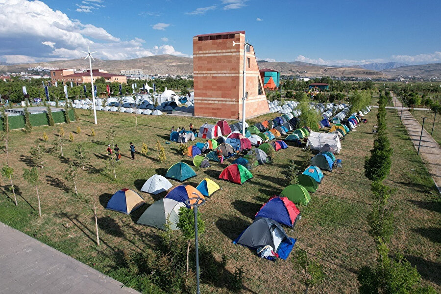 500 kişinin katıldığı etkinliğin açılış konuşmasını TÜBİTAK Başkanı Prof. Dr. Hasan Mandal yaptı.