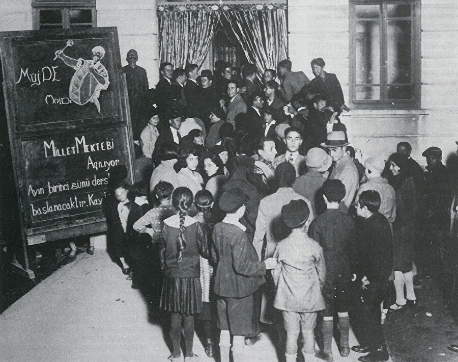 Çağdaş Türkiye, Pars Tuğlacı, Cem Yayınları, İstanbul, 1989.