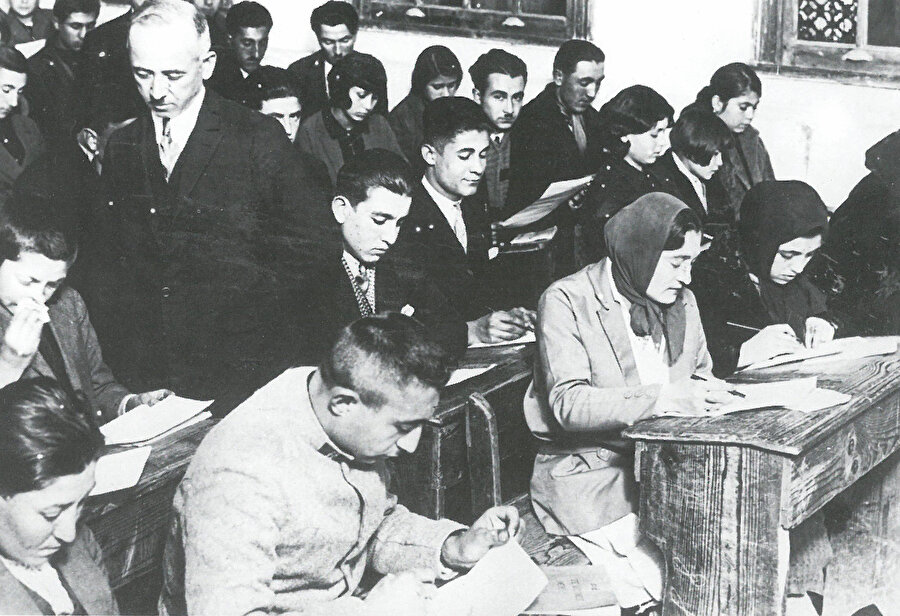 Okuma yazma kursları: Yeni harfleri öğretmek ve okuma yazma oranını artırmak amacıyla 1929’da yurt genelinde Millet Mektepleri açıldı. Yukarıda Millet Mektebi’nde bir sınav anı görülmekte.