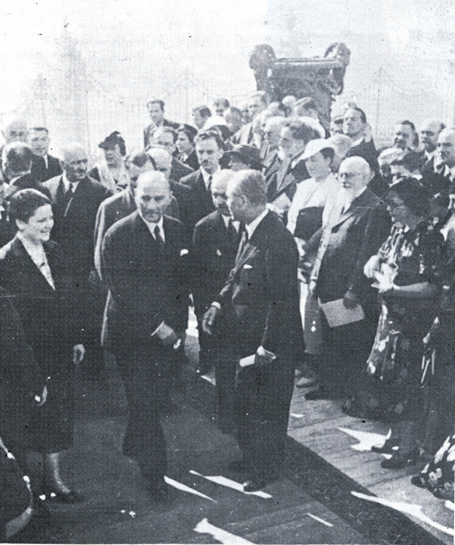 » Atatürk 1937’de Dolmabahçe Sarayı’ndaki Türk Dil Kongresi’ne katılıyor. Solda Afet İnan.