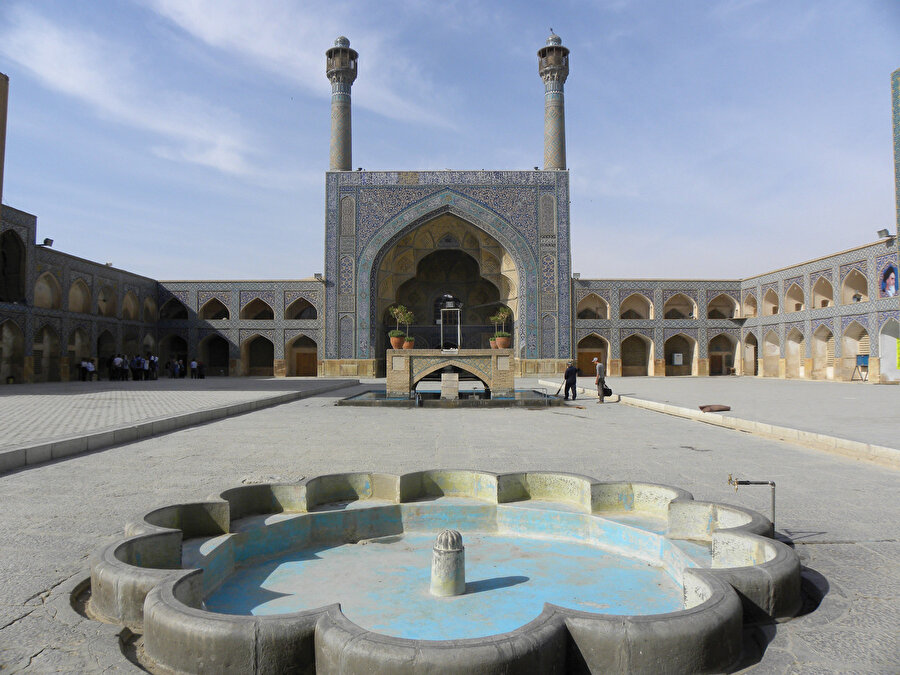 » Terken Hatun hatırasına: Isfahan’da şehir merkezinde bulunan Cuma Camii 11. asırda İran’a gelen Selçukluların en görkemli eserlerinden. Zamanla eklemeler yapılan külliyenin avlusuna Terken Hatun adına da bir bölüm inşa edilmişti.