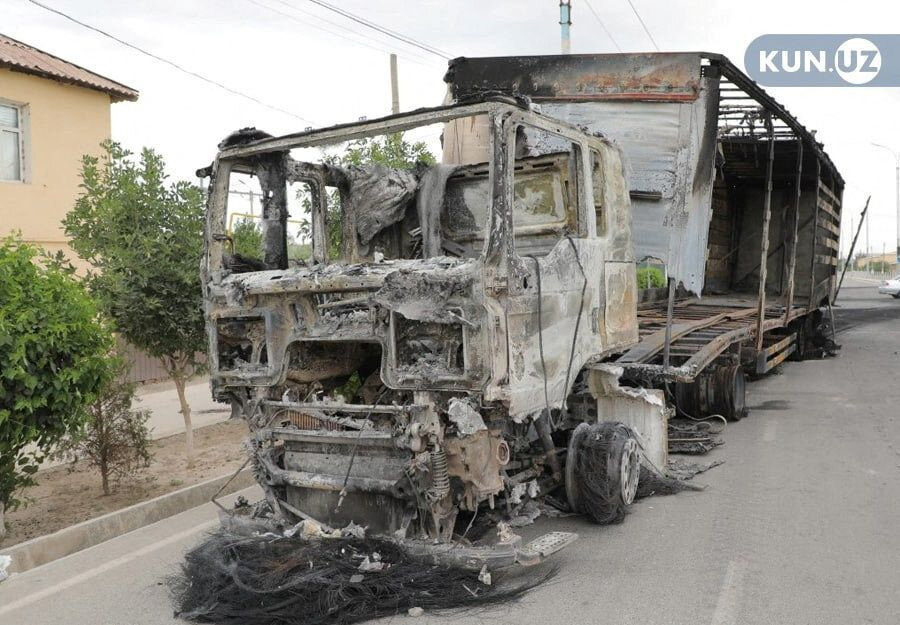 Özbekistan'ın kuzeybatı Karakalpakistan bölgesinin başkenti Nukus'taki protestolarda ateşe verilen bir kamyon.
