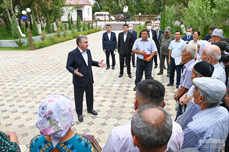 Özbekistan Cumhurbaşkanı Şevket Mirziyoyev, gösterilerin sürdüğü Nukus'a giderek vatandaşlarla bir araya geldi. 