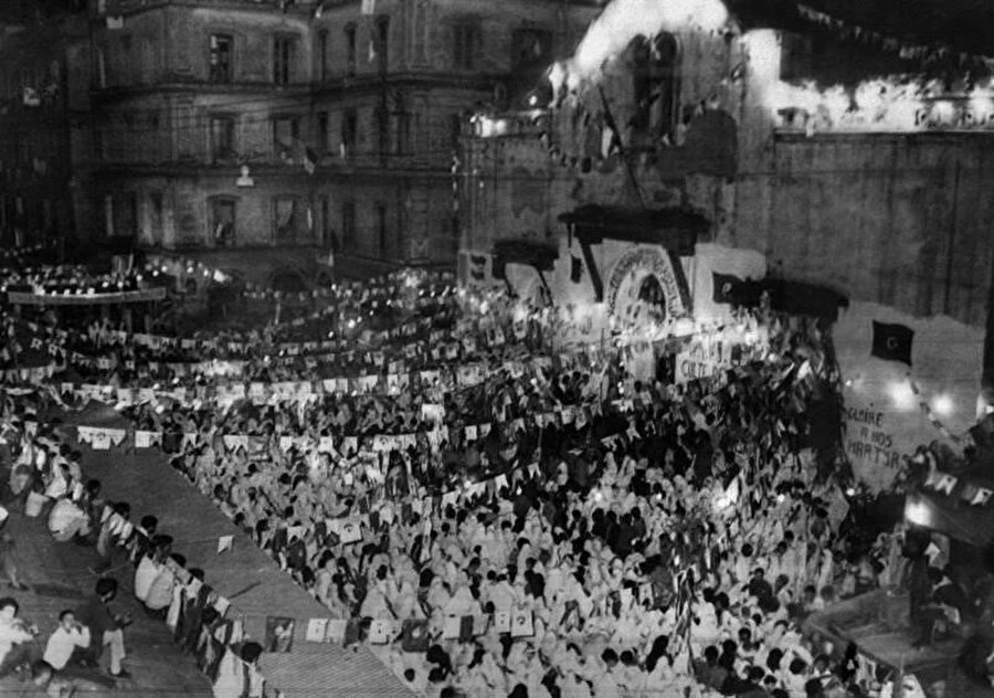 Cezayirliler, Fransa'dan bağımsızlık referandumundan bir gün sonra, 2 Temmuz 1962'de Kasbah'ta kutlama yapıyor.