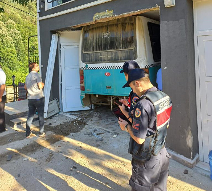 Freni boşalan minibüs eve girdi: 10 yaralı